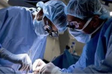 විශ්මිත වෛද්‍යවරුන් පිරිසක් සිදුකළ ප්ලාස්ටික් සැත්කමකින් අතක්. අද්ද කිරීමේ සුවිශේෂි සැත්කම