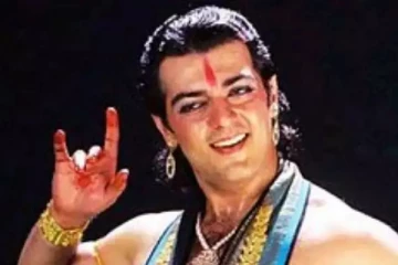 வரலாறு படத்தில் முதன் முதலில் நடிக்கவிருந்தது இந்த டாப் நடிகர் தானாம்.. மிஸ் ஆன மிகப்பெரிய காம்போ