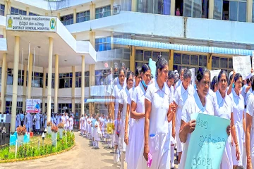 வவுனியா வைத்தியசாலை சுகாதார தொழிற்சங்கங்கள் ஆர்ப்பாட்ட பேரணி