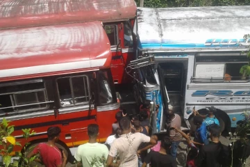 நேருக்கு நேர் மோதுண்ட பேருந்துகள் - நால்வர் காயம் (படம்)