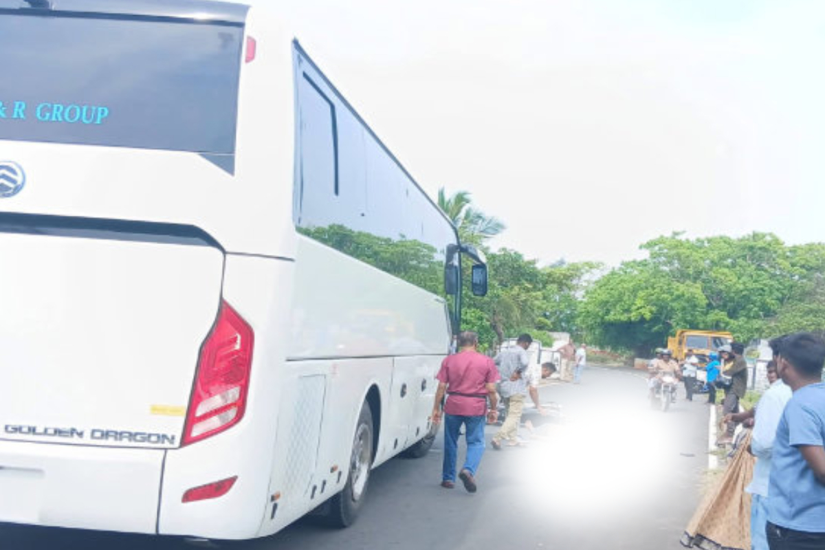 யாழில் இளைஞனை பலியெடுத்த சொகுசு பேருந்து; ஸ்தலத்தில் பறிபோன உயிர் | Youth Killed In Luxury Bus Crash In Jaffna