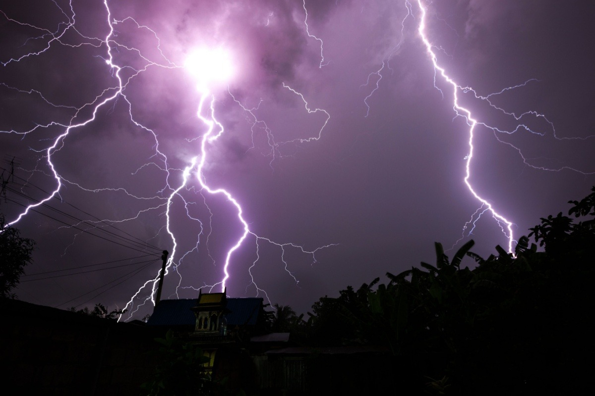 ஆண்டுதோறும் 50க்கும் மேற்பட்டோரை பலி எடுக்கும் மின்னல் | 50 People Die From Lightning Strikes Every Year ஆண்டுதோறும் 50க்கும் மேற்பட்டோரை பலி எடுக்கும் மின்னல் | 50 People Die From Lightning Strikes Every Year