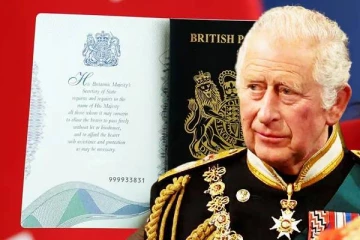 இங்கிலாந்தில் 70 ஆண்டுகளுக்கு பிறகு மாற்றம் செய்யப்பட்ட கடவுச்சீட்டுகள்