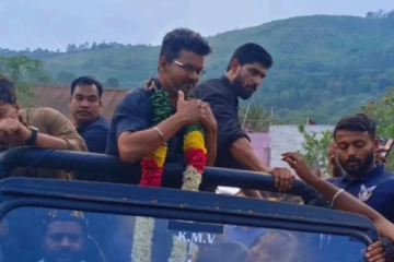 ஜனநாயகன் படப்பிடிப்பில் விஜய்க்கு பரிசு கொடுத்த ரசிகர்.. அது என்ன பரிசு தெரியுமா