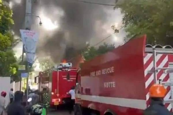 பலாங்கொடையில் வர்த்தக நிலையங்களில் தீ விபத்து | Fire At Commercial Buildings In Balangoda