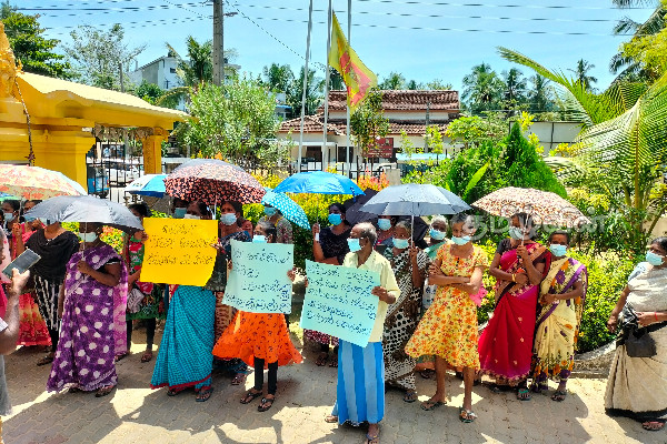 கல்முனை தெற்கு பிரதேச செயலகத்துக்கு எதிராக கல்முனை வடக்கு பிரதேச செயலக மக்கள் போராட்டம் (Photos) | Divisional Secretariat Kalmunai People Protest