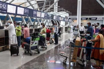தடை நீக்கம்; மஸ்கட் சர்வதேச விமான நிலையத்தில் பல்வேறு நாட்டு பயணிகள் வருகை!
