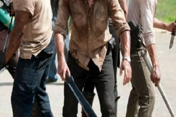 எரிபொருள் நிரப்பு நிலையத்துக்கு அருகில் வாள்வெட்டு: 4 பேர் காயம்