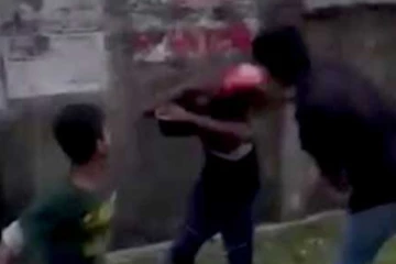 හෙල්මට් වලින් පාසල් සිසුවෙකුට දැඩි ප්‍රරහාරයක්..!