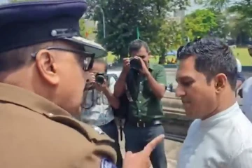නිදහස් චතුරශ්‍රය අසළ පෙත්සමකට අත්සන් ලබාගැනීමේදී පොලිසිය සහ පිරිසක් අතර උණුසුම් තත්ත්වයක් [VIDEO]