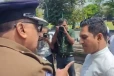 නිදහස් චතුරශ්‍රය අසළ පෙත්සමකට අත්සන් ලබාගැනීමේදී පොලිසිය සහ පිරිසක් අතර උණුසුම් තත්ත්වයක් [VIDEO]
