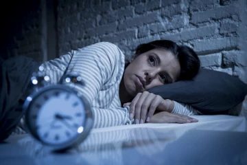 நள்ளிரவில் தூங்கிகொண்டிருக்கும் போது திடீரென்று முழிப்பு வருதா? இதற்கு என்ன காரணம் தெரியுமா?