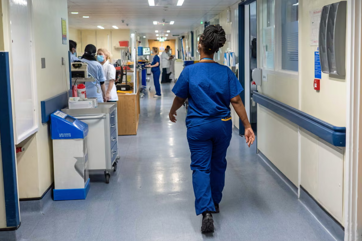 பிரித்தானிய மருத்துவமனைகளில் மருத்துவர்களின் பணியை செய்யும் செவிலியர்கள்: உருவாகியுள்ள அச்சம் | Safety Fears As Uk Hospitals Use Nurses To Cover