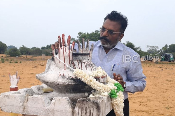 முள்ளிவாய்க்கால் நினைவு தூபிக்கு அஞ்சலி செலுத்திய திருமாவளவன் | Indian Mp Pays Tribute At Mullivaikkal Memorial