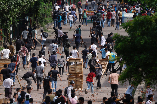 பங்களாதேஷில் வெடித்த போராட்டம் : முடங்கிய இணைய சேவைகள் | Mobile Internet Suspends In Bangladesh