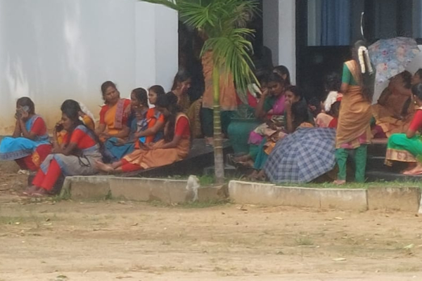 உருவகேலி பேசும் விரிவுரையாளர்; கிழக்கு பல்கலைக்கழக மாணவிகள் வைத்தியசாலையில் அனுமதி | Eastern University Students Protest Lecturer