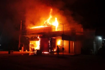 ප්‍රධාන ආර්ථික මධ්‍යස්ථානයක් ලඟ විශාල ගින්නක්..(PHOTOS)