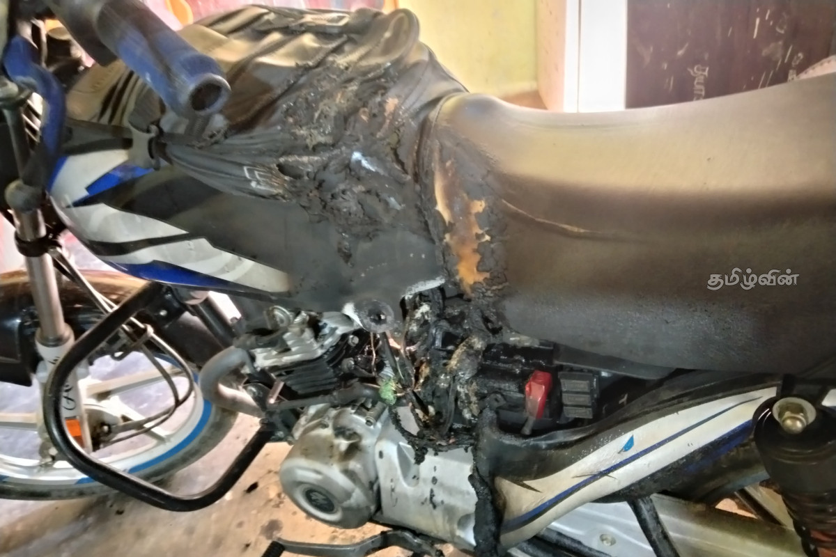 வளத்தாப்பிட்டி - பளவெளியில் வீடு தீக்கிரை | House Gutted By Fire Motorcycle Also Damaged