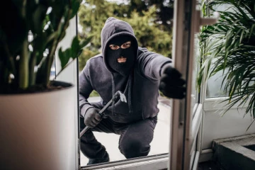 யாழ் வீடொன்றில் திருடிய இளைஞர் கொழும்பில் கைது