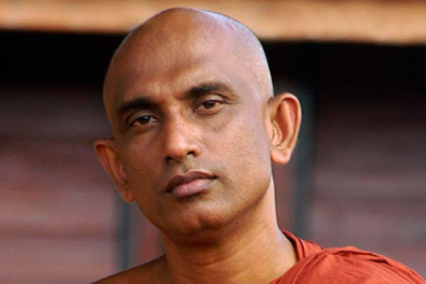 அதுரலிய ரத்தன தேரரை கைது செய்ய பொலிஸார் குவிப்பு - 10 இடங்களில் சோதனை | Police Deployed To Arrest Athuraliya Athana Thero