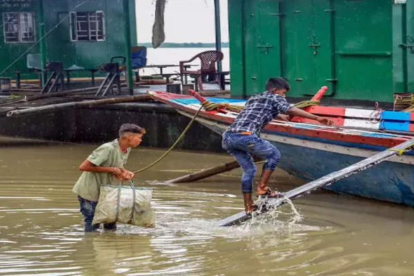 கொட்டித்தீர்த்த மழை; வெள்ளத்தில் தத்தளிக்கும் 142 கிராமங்கள் | Assam Flood 142 Villages Reeling Under Floods