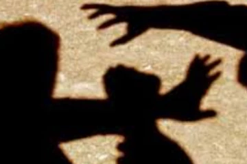 මහ පාරේ කඩු සහ පොලු මුගුරු රැගෙන දෙපිරිසක් අතර ගැටුමක් - නිවාස කිහිපයකටත් පහර දීලා..