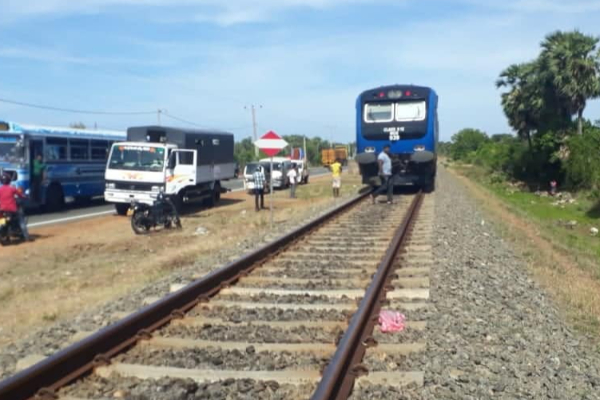 ரயிலுடன் மோதிய கார் ; ஒரே குடும்பத்தை சேர்ந்த மூவருக்கு நேர்ந்த கதி | Car Collides With Train