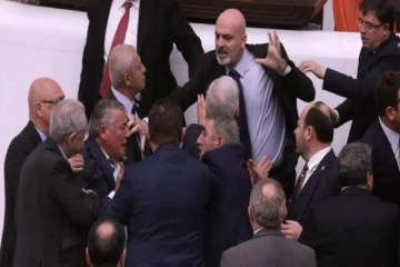 நாடாளுமன்றத்தில் எம்.பிக்கள் இடையே நடந்த கடுமையான மோதல்!