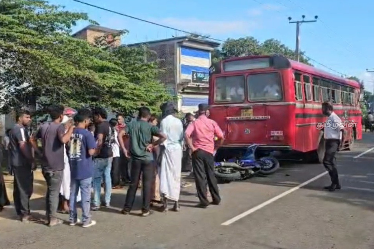 திருகோணமலையில் அரச பேருந்துடன் மோதி விபத்து - சாரதி படுகாயம் | Accident Involving A Government Bus In Trincomalee திருகோணமலையில் அரச பேருந்துடன் மோதி விபத்து - சாரதி படுகாயம் | Accident Involving A Government Bus In Trincomalee