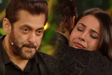 மேடையில் கண்ணீர்விட்டு அழுத சல்மான் கான்! கட்டியணைத்த பிக்பாஸ் நடிகை..