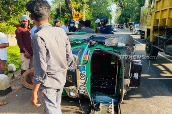 வவுனியா நீதிமன்றிற்கு அருகே பாரிய விபத்து: இருவருக்கு நேர்ந்த விபரீதம் | Vavuniya Court Near Three Wheeler Accident Injured