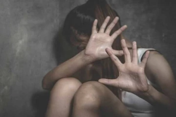 மகளையே பாலியல் தொழிலில் தள்ளிய தம்பதி; தோழிகளையும் விடல.. பகீர் பின்னணி!