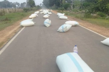 அடாவடி கிளிநொச்சி கிராம அலுவலரால் போக்குவரத்து ஸ்தம்பிதம்; மக்கள் விசனம்!