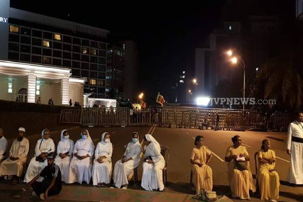 இன்னுமொரு மே 9 உருவாகிவிடக்கூடாது! காவல் அரண்களாக அருட்சகோதரியர்! (Photos) | Presidential Palace Dear Sisters As Watchtowers