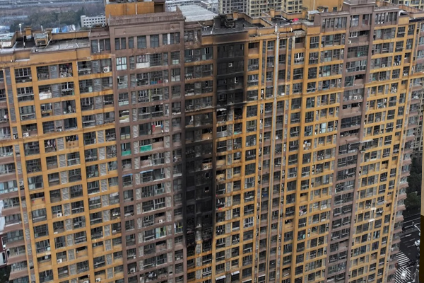 சீனாவில் தீக்கிரையான அடுக்குமாடிக் குடியிருப்பு; 15 பேர் பலி | Apartment On Fire In China 15 People Died