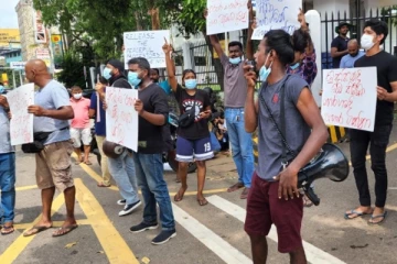 මහරගම පොලිස් ස්ථානය ඉදිරිපිට උණුසුම් වී යයි - එම විශේෂ හේතුව මෙන්න.. (VIDEO)