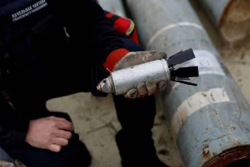 100 நாடுகளால் தடை செய்யப்பட்ட ஆயுதம்... ரஷ்யாவுக்கு எதிராக உக்ரைனுக்கு வழங்கும் அமெரிக்கா