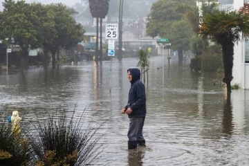பெருவெள்ளம்... அடித்துச் செல்லப்பட்ட சிறுவன்: முக்கிய மாகாணத்தில் மக்கள் வெளியேற்றம்