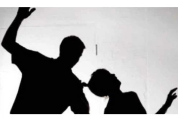 சென்னையில் பரபரப்பு - மகளின் வாயில் தந்தையே பூச்சி மருந்து ஊற்றிய அதிர்ச்சி சம்பவம் - நடந்தது என்ன?