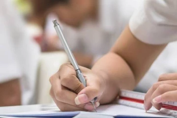 12-ம் வகுப்பில் மகன் குறைவான மதிப்பெண்கள் எடுத்ததால் தாய் விபரீத முடிவு