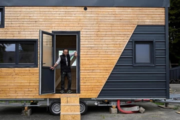 பிரெஞ்சு நகரம் ஒன்றில் புகலிடக் கோரிக்கையாளர்களுக்கும் வீடில்லாதவர்களுக்கும் வீடும் வேலையும் வழங்கும் ஒரு திட்டம்