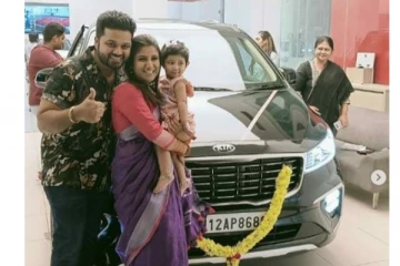 பிரபல சீரியல் நடிகர் சஞ்ஜீவ்-ஆலியா மானசா வாங்கிய 3-வது சொகுசு கார்! குடும்பத்துடன் மாஸாக வெளியிட்ட புகைப்படம்