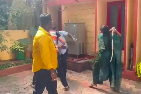 எல்கேஜி சிறுமிக்கு பாலியல் வன்கொடுமை - டிரைவரை புரட்டி எடுத்த பெற்றோர்! | Lkg Girl Harassed Driver Assaulted Hyderabad எல்கேஜி சிறுமிக்கு பாலியல் வன்கொடுமை - டிரைவரை புரட்டி எடுத்த பெற்றோர்! | Lkg Girl Harassed Driver Assaulted Hyderabad