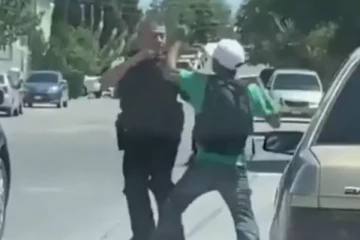 வெளி நாட்டு போலீஸாருடன் பாக்ஸிங் செய்த நபர்! விழுந்து விழுந்து சிரிக்க வைத்த காட்சி