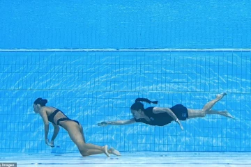 போட்டியின்போது மயங்கி நீரில் மூழ்கிய நீச்சல் வீராங்கனை., சற்றும் யோசிக்காமல் பயிற்சியாளர் எடுத்த முடிவு!