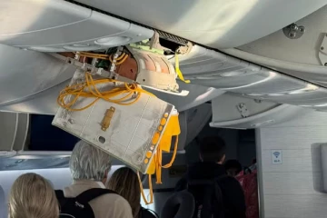 பிரித்தானிய பறந்த விமானம் காற்று கொந்தளிப்பில் சிக்கியதில் 2 பேர் காயம்