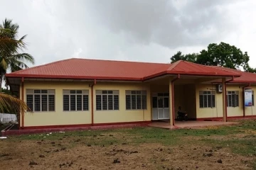 குளவி கொட்டுக்கு இலக்காகி இருவர் வைத்தியசாலையில் அனுமதி