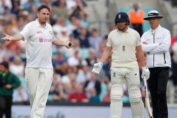 “மீண்டும் களத்திற்குள் புகுந்த ரசிகர்” - கடுப்பான இந்தியா, இங்கிலாந்து வீரர்கள்