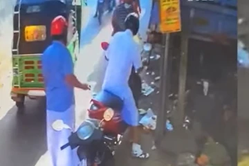 திடீரென தாக்குதலில் ஈடுபட்ட முச்சக்கரவண்டி சாரதி! வைரலாகும் சிசிடிவி காணொளி (Video)