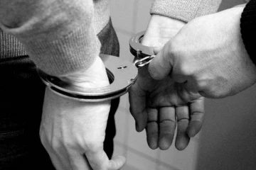 11 வயது சிறுமியிடம் தகாத முறையில் நடந்துக் கொண்ட இருவர் கைது